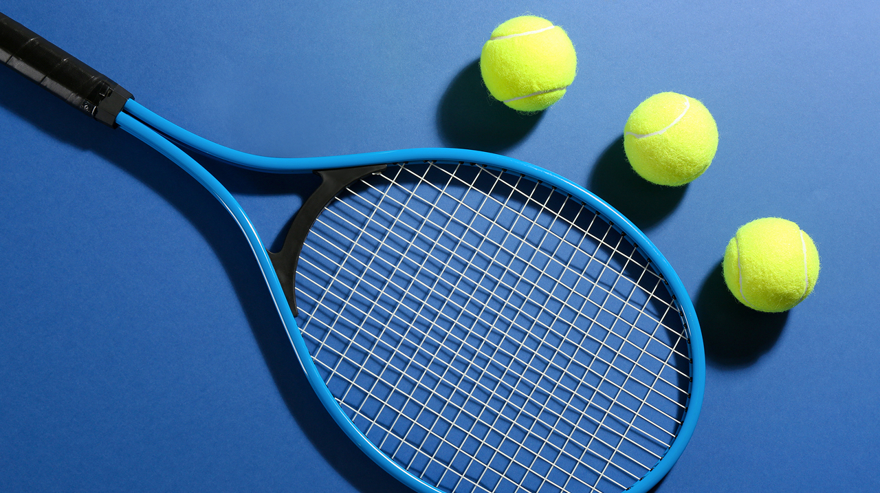 テニスラケットとボール